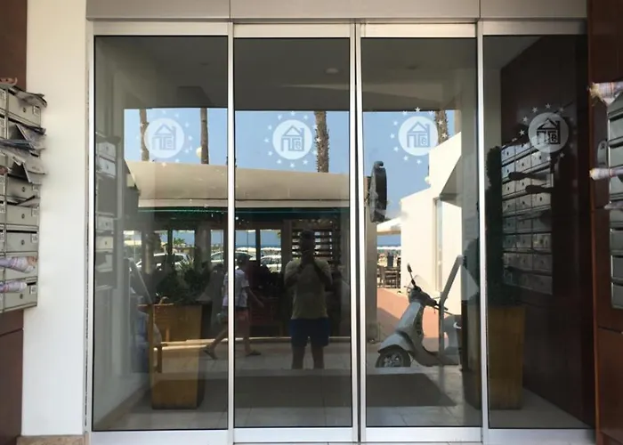 Апартаменти Ithaki Phinikoudes No. 105